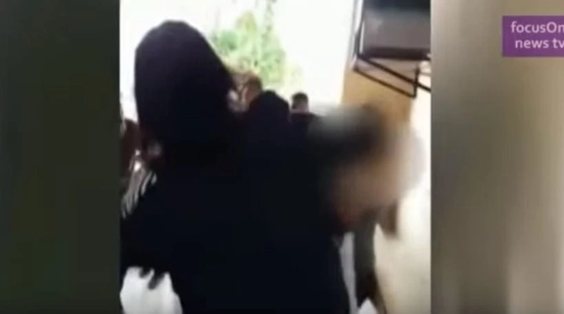 Βίντεο-σοκ: 15χρονη Βραζιλίανα δέχεται επανειλημμένα χτυπήματα με μαχαίρι μέσα στο σχολείο από συμμαθήτρια της